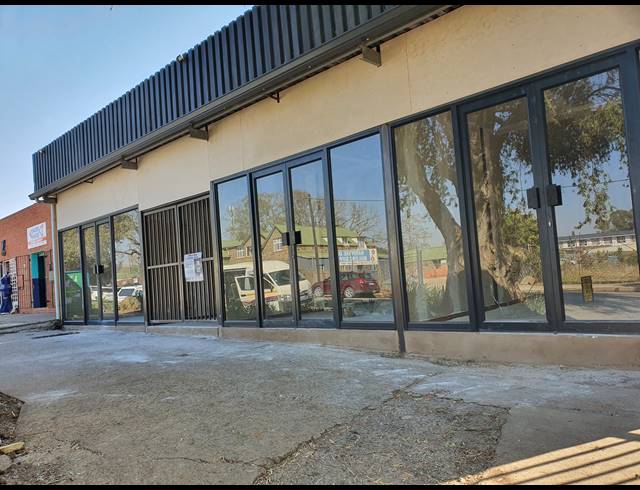 14M² BUSINESS TO LET IN HOWICK CENTRAL